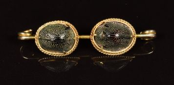 A yellow metal Victorian brooch set with two scarab beetles, 5.3g