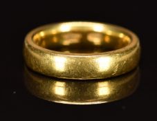 A 22ct gold ring / wedding band marked Tiffany & Co, 7.8g, size I