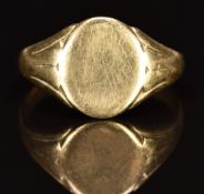 A 9ct gold signet ring, 4.1g, size P