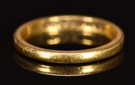 A 22ct gold wedding band / ring, 3.2g, size L