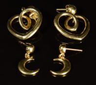 Two pairs of 14k gold earrings, one in the form of crescents and the other hearts, 7.2g