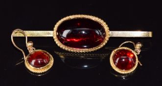 Victorian 9ct gold brooch set with an oval foiled garnet cabochon, with matching earrings, 11.1cm