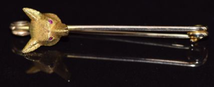 9ct gold brooch mounted with a foxes head set with ruby eyes, 5.0g