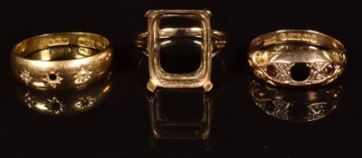 An 18ct gold ring (1.6g) and two 9ct gold ring mounts (3.7g)