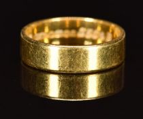 A 22ct gold wedding band / ring, 5.5g, size N