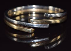 A 9ct gold bi-coloured bangle, 21.4g