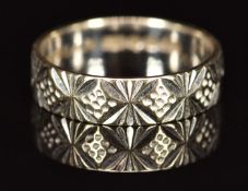 An 18ct white gold wedding band / ring, stamped 'lucky' to inner band and with bright cut