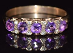 A 9ct gold ring set with five amethysts, 3.0g, size R