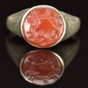 A silver ring set with an agate intaglio, 2.3g, size J/K