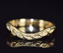 An 18ct gold wedding band / ring with twist decoration, made to fit around engagement ring, 2.8g,