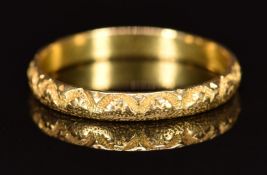An 18ct gold ring / wedding band with embossed decoration 1.9g, size N