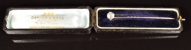 A c1900 9ct gold stick pin set with paste (2.1g), in antique box