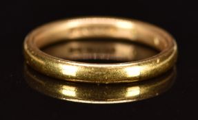 An 18ct gold wedding band / ring, 3.5g, size K
