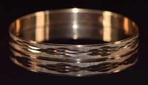 An 18k gold bangle with cut out decoration, 12.7g