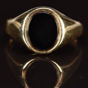 A 9ct gold signet ring set with onyx, 3.0g, size O