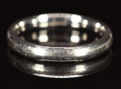 An 18ct white gold wedding band / ring, 4.3g, size M