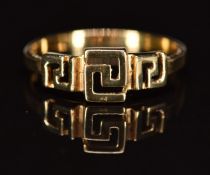 A 14k gold ring with Greek key decoration, 1.8g, size P