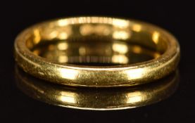 A 22ct gold wedding band / ring, 2.8g, size J