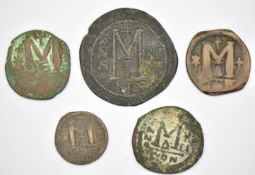 Five Roman copper / bronze coins with large 'M' reverses, including Justin II 570 AD, smallest