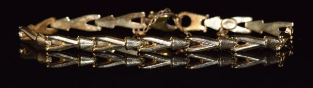 A 9ct gold bracelet made up of V shaped links, 7.2g