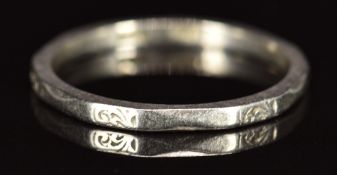 Art Deco octagonal platinum wedding band / ring with engraved decoration, 3.0g, size O