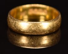 A 22ct gold wedding band / ring, 3.9g, size J
