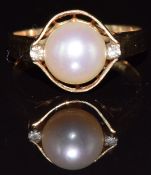 A 14k gold ring set with a pearl and diamonds, 2.5g, size J/K