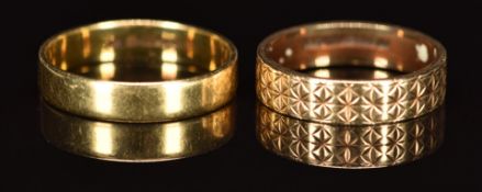 An 18ct gold wedding band / ring (2.5g, size N), and a 9ct gold ring with star decoration (2g,