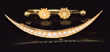 Edwardian 15ct gold crescent brooch set with split pearls and seed pearls (4.3g) and a 15ct gold
