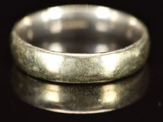 A 9ct white gold wedding band / ring, 4.8g, size S