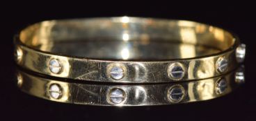 A 14k gold bi-coloured bangle, 9.7g