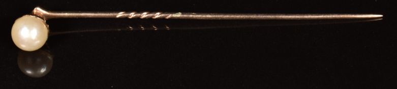 Victorian 9ct gold stick pin set with a pearl, 1.9g