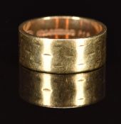 A 9ct gold wedding band / ring, 4.7g, size L