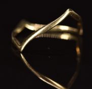 A 9ct gold 'V' shaped ring, 0.9g, size Q