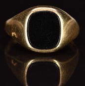 A 9ct gold signet ring set with onyx, 4.1g, size T
