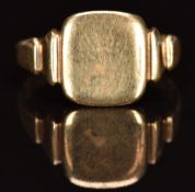 A 9ct gold signet ring, 3.3g, size T