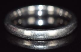 A platinum wedding band / ring, 4.9g, size K
