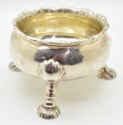 Unusually large Georgian hallmarked silver open salt raised on three feet, London 1752, maker's mark