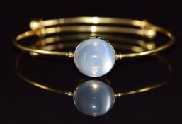 An 18k gold bangle set with a moonstone cabochon, 12.7g