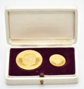 Churchill 900/1000 gold coins 32mm, 17.5g and a 3.5g example, in fitted case with certificate