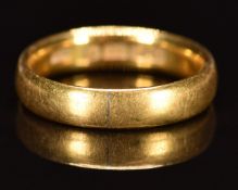 A 22ct gold wedding band / ring, 5.8g, size L