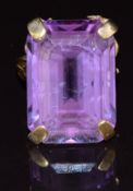 An 18k gold ring set with a synthetic purple sapphire, 14.4g, size O