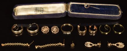 An 18ct gold ring (1.6g), five pairs of 9ct earrings (7.3g) and a 9ct gold stick pin in original box