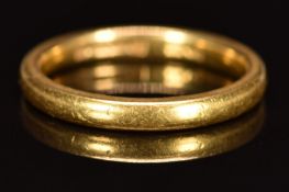 A 22ct gold wedding band / ring, 4.3g, Size M