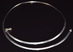 A 14k gold reversible bi-coloured necklace, one side white gold the other yellow gold, 15.3g