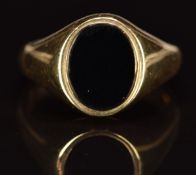 A 9ct gold signet ring set with onyx, 3.5g, size L