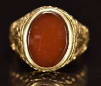 A 14k gold signet ring set with agate with engraved shoulders, 10.6g, size T