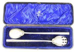 Cased Victorian Goldsmiths' Alliance Ltd hallmarked silver salad servers, London 1892, length