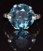 A silver ring set with topaz, 4.0g, size L
