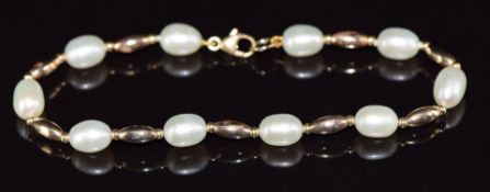 A beaded bracelet made up of pearls and 9ct gold beads